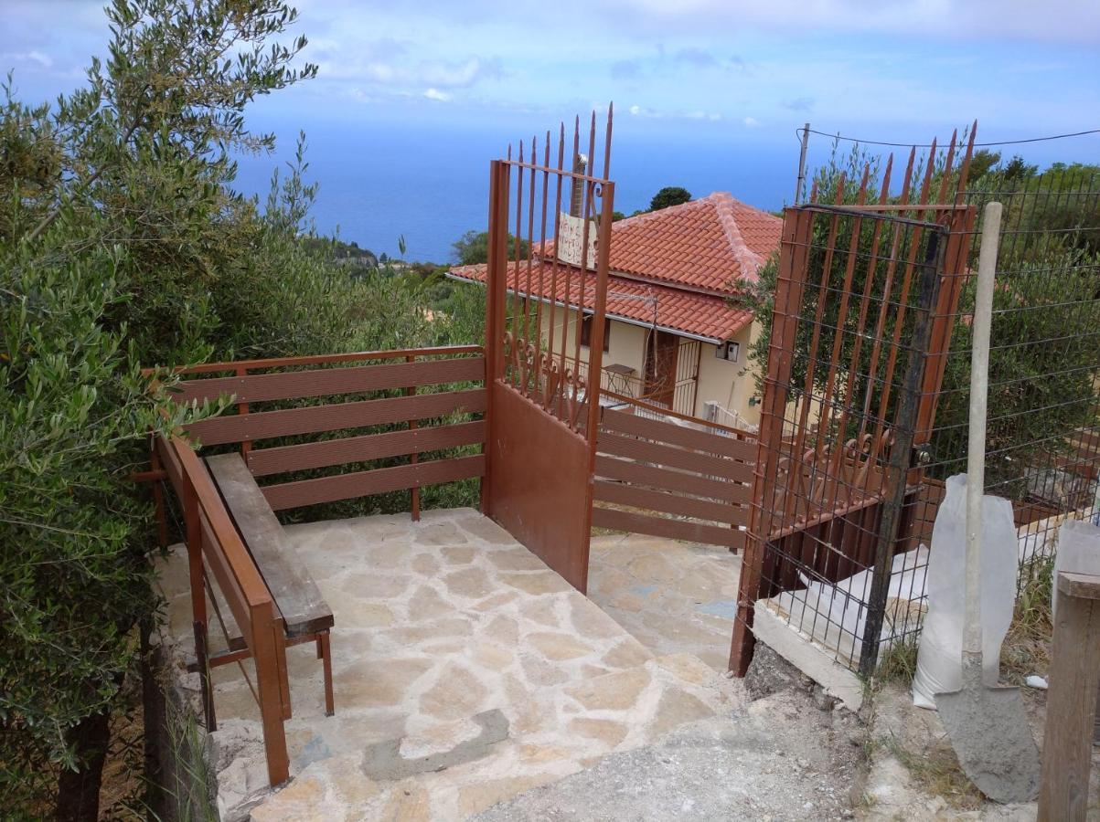Traditional House With View Drymon Exterior foto