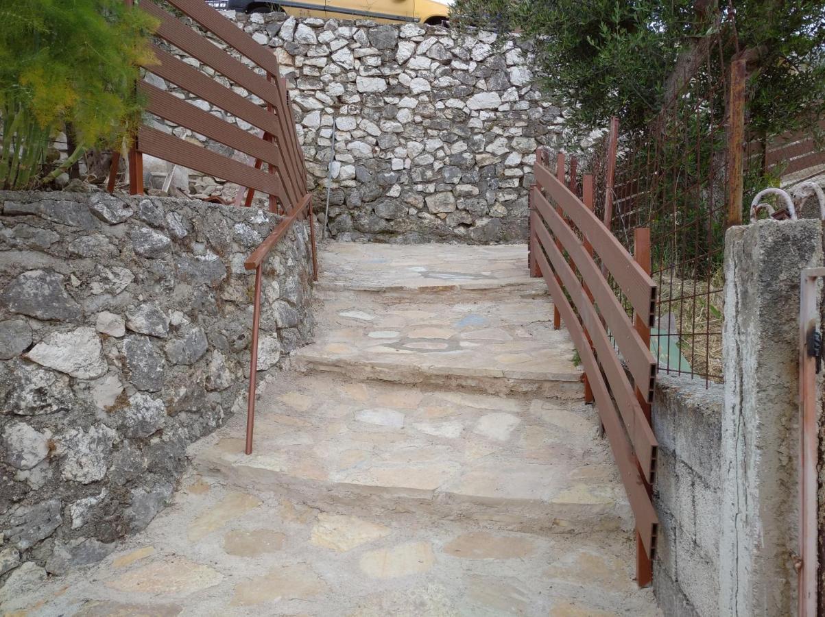 Traditional House With View Drymon Exterior foto